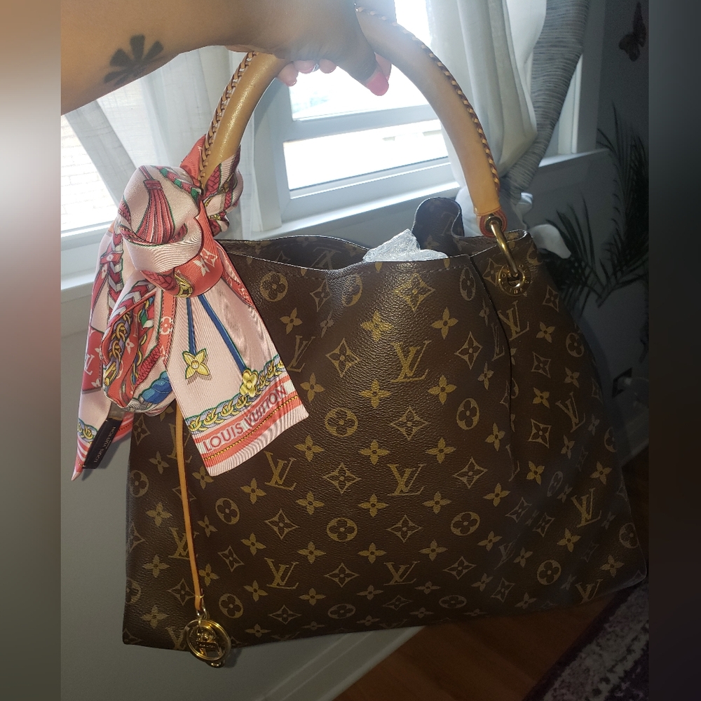 Louis Vuitton Artsy! Immaculate Condition! - Picture 5 of 15